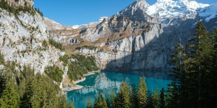 Oeschinensee – Eingebettet zwischen Gletschern und Tannenwäldern